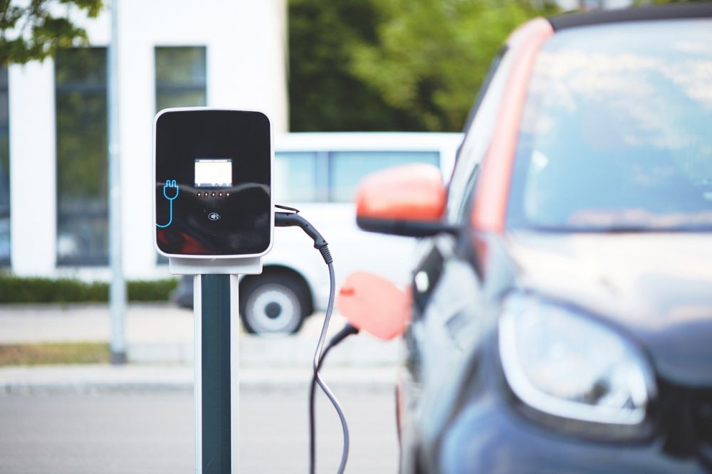 Lader til elbil: Fast pris eller forbrugsafregnet?